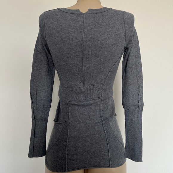 Guess V-Neck Sweater. - Picture 5 of 8